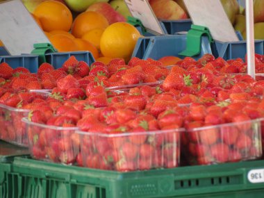 Çilek bilimsel adı Fragaria anananassa vejetaryen meyve yiyeceği satışta.
