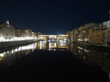 Ponte Vecchio tercümesi İtalya 'nın Floransa kentindeki Arno Nehri üzerindeki Eski Köprü