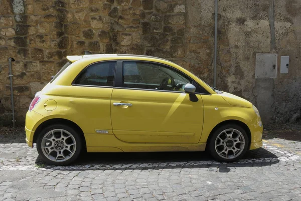 Orvieto Ιταλια Ιουλιου 2023 Κίτρινο Αυτοκίνητο Fiat 500 — Φωτογραφία Αρχείου