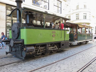 BRNO - 18 Haziran 2022: Teknik Müzeye ait toplu taşımacılık için tarihi tramvay treni lokomotifi