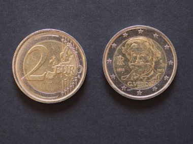 İtalyan İki Euro madeni para zıt tarafı besteci Giuseppe Verdi 'nin portresini gösteriyor, İtalya para birimi.