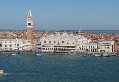Piazza San Marco çeviri St Mark Meydanı Venedik, İtalya 'daki San Marco havzasından görüldü - hava manzaralı