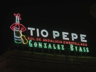 MADRID, İspanya - 25 Ekim 2017: Puerta del Sol 'da Tio Pepe ikonik reklam (çevrilmiş Güneş Kapısı)