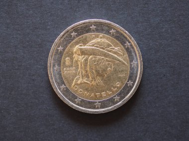 İtalya 'nın iki avroluk ters yüzü, İtalya para birimi Donatello' nun portresini gösteriyor.