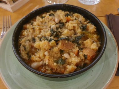 Ribollita; ekmek, cannellini fasulyesi, havuç, lahana, fasulye, gümüşpancar, lahana, lahana ve soğan içeren ekmek ve sebzelerden yapılan bir Toskana çorbasıdır.