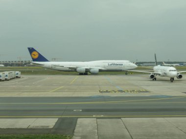 FRANKFURT AM MAIN, ALMANY - 24 Nisan 2022: Lufthansa Boeing 747 taksi sırasında