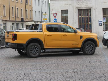 UDINE, İtalya - 14 Ekim 2023: Sarı Ford Ranger T6 Wildtrak arabası