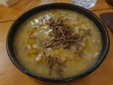Fagioli all 'olio (tercüme edilmiş yağlı fasulye) cannellini fasulyesi Toskana tarifi, siyah trüf mantarı eklenmiş.
