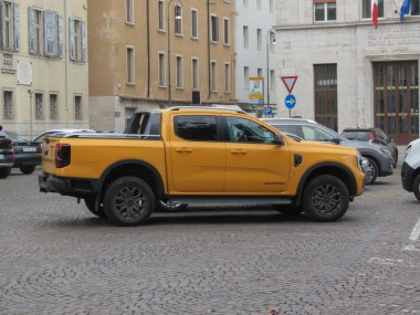 UDINE, İtalya - 14 Ekim 2023: Sarı Ford Ranger T6 Wildtrak arabası