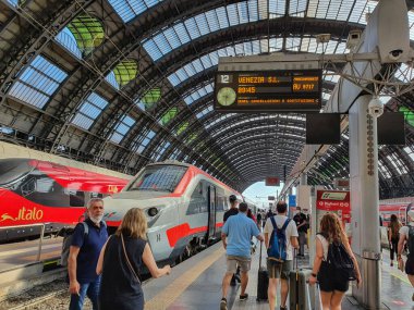 MILAN, ITALY - 29 Haziran 2022: Stazione Centrale Central tren istasyonunda trend Frecciargento ve Italo yüksek hızlı trenler