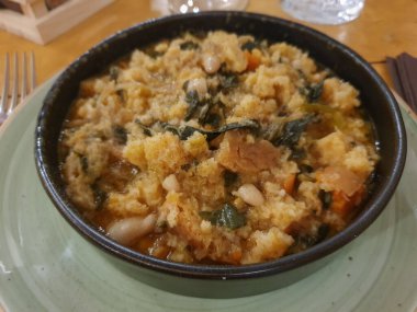 Ribollita; ekmek, cannellini fasulyesi, havuç, lahana, fasulye, gümüşpancar, lahana, lahana ve soğan içeren ekmek ve sebzelerden yapılan bir Toskana çorbasıdır.