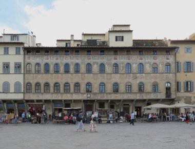 FLORENCE, İTALYA - 10 EKİM 2018: Santa Croce Meydanı freskleri ve turistlerle