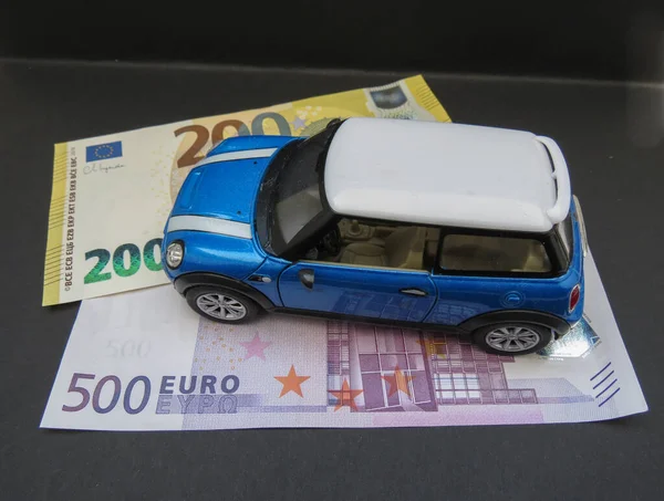 LONDON, İngiltere - 16 Mart 2023: Blue Mini car EUR banknotları üzerinde