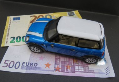 LONDON, İngiltere - 16 Mart 2023: Blue Mini car EUR banknotları üzerinde