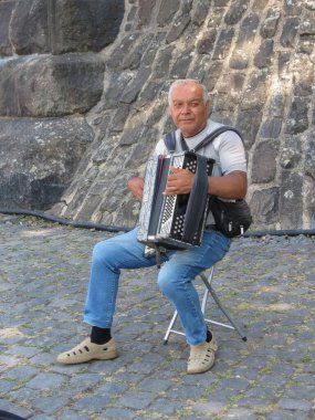 KOBLENZ, GERMANY - 09 AĞUSTOS 2022: Akordeon çalan kimliği belirsiz sokak müzisyeni