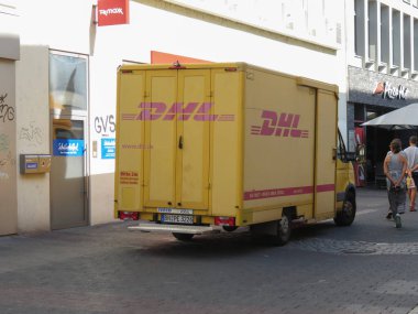 TRIER, ALMANY - 08 AĞUSTOS 2022: mal ve paket teslimatı için sarı DHL kurye minibüsü