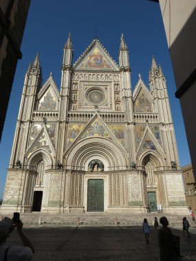 ORVIETO, İTALYA - 16 Temmuz 2023: Orvieto Gotik Katedral cephesi