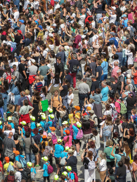ПРАГА, ЧЕШСКАЯ РЕСПУБЛИКА - 8 ИЮНЯ 2023: толпа людей на Староместской площади перед астрономическими часами