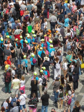 PRAG, CZECH REPUBLIC - HAZİRAN 08, 2023: Astronomik Saat 'in önündeki Eski Kasaba Meydanı' ndaki kalabalık