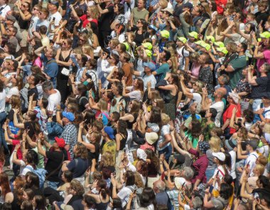 PRAG, CZECH REPUBLIC - HAZİRAN 08, 2023: Astronomik Saat 'in önündeki Eski Kasaba Meydanı' ndaki kalabalık