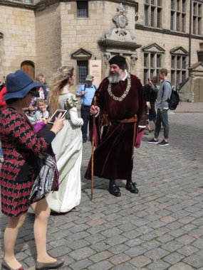 Helsingor, Danimarka - yaklaşık Ağustos 2017: Ophelia ve Polonius turist Helsingor Kalesi (Hamlet'in Elsinore)