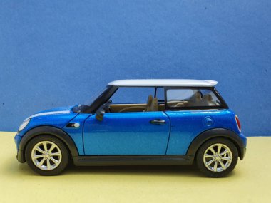 LONDON, İngiltere - Haziran 04, 2022: Mavi Mini araba