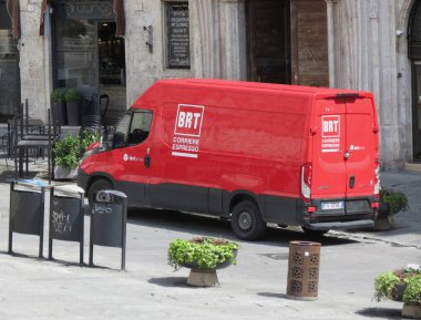 Peru, İtalya - CIRCA Nisan 2019: BRT Corriere Espresso (Bartolini ekspres kurye anlamına gelir) minibüsü bir sokağa park etti