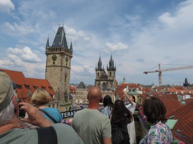 PRAG, CZECH Cumhuriyet - 08 Haziran 2023: İnsanlarla Eski Şehir Meydanı hava görüntüsü