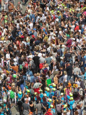 PRAG, CZECH REPUBLIC - HAZİRAN 08, 2023: Astronomik Saat 'in önündeki Eski Kasaba Meydanı' ndaki kalabalık