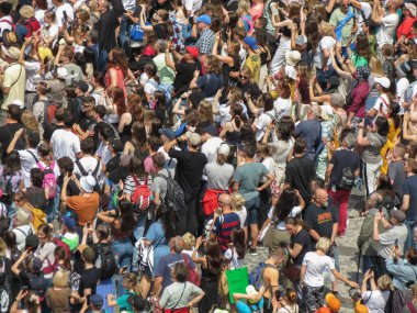 PRAG, CZECH REPUBLIC - HAZİRAN 08, 2023: Astronomik Saat 'in önündeki Eski Kasaba Meydanı' ndaki kalabalık