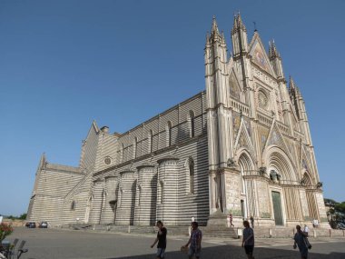 ORVIETO, İTALYA - 17 Temmuz 2023: Orvieto Gotik Katedral cephesi ve Kuzey tarafı