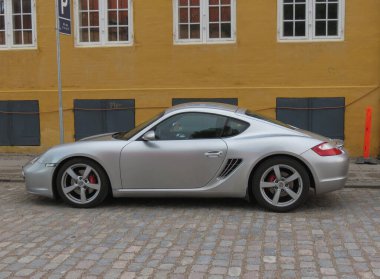 COPENHAGEN, DENMARK - AĞUSTOS 04, 2017: şehir merkezinin caddesinde park edilmiş gri Porsche arabası