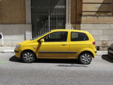 VALLETTA, MALTA - 23 Mayıs 2019: sarı Hyundai Getz arabası