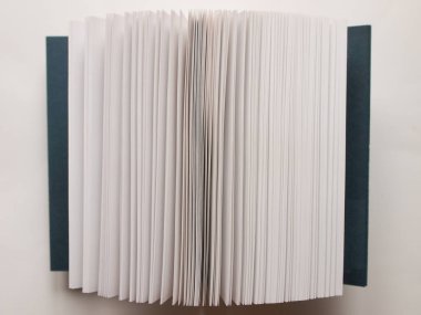 Kitabın görünümünü açık sayfalarla kapat