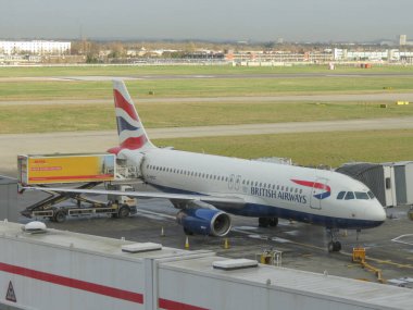Londra Heathrow, İngiltere - yaklaşık Aralık 2014: Havaalanında bir uçak British Airways, Park