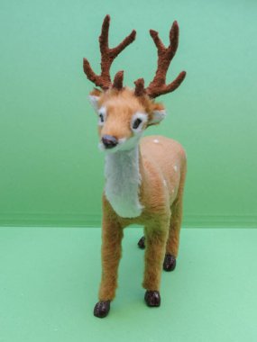 Yumurta geyiği (Capreolus capreolus) phylum Chordata, sınıf Mammali (memeliler) - Noel süslemesi veya çocuk oyuncağı olarak kullanışlı minyatür üreme