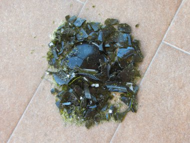 küçük parçalar halinde kırık yeşil cam şarap şişe