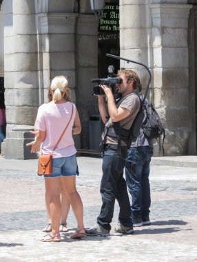 MADRID, SPAIN - 23 Haziran 2015: Ana meydanda TV grubu (Plaza Mayor)