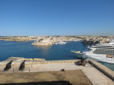 VALLETTA, MALTA - 22 Mayıs 2019: Royal Caribbean 's Jewel of the Sea Cruise gemisi Valletta' nın limanından ayrılıyor