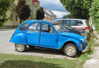POYSDORF, AUSTRIA - 24 HAZİRAN 2018: Mavi Citroen 2CV arabası şehir merkezinin bir caddesinde park halinde