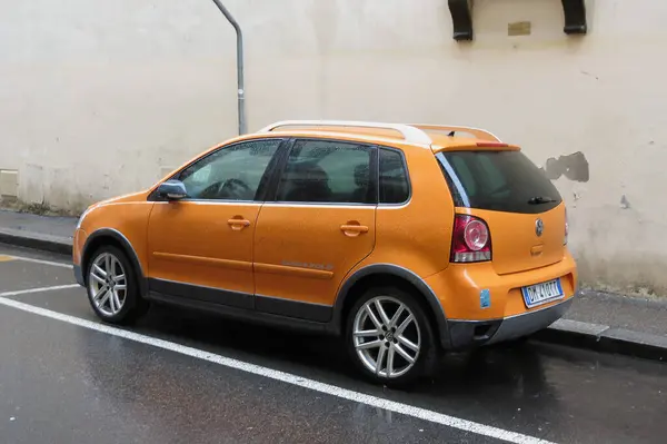 Firenze Italia Gennaio 2016 Auto Volkswagen Polo Arancione Parcheggiata Una — Foto Stock