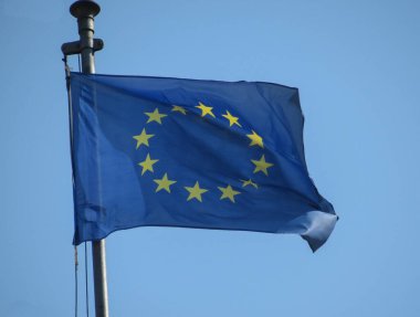 Avrupa Birliği (AB) aka mavi gökyüzünde yüzen Avrupa bayrak