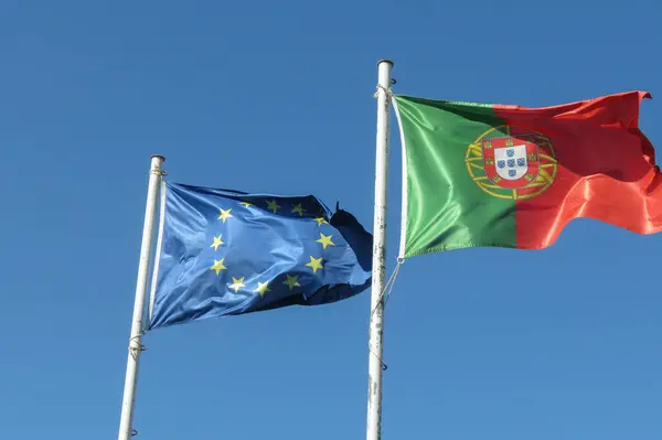 Portugals Nationella Flagga Och Europeiska Unionens Flagga — Stockfoto