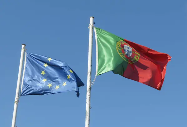 Португальский Национальный Флаг Португалии Флаг Европейского Союза — стоковое фото