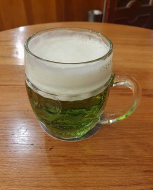 PRAG, CZECH Cumhuriyet - CRCA MARCH 2024: Yeşil Paskalya Perşembesi Yeşil Bira