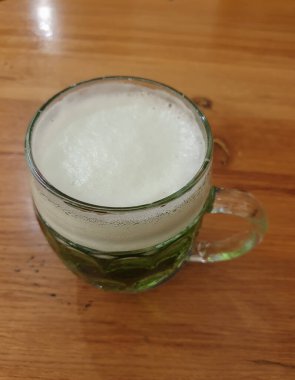 PRAG, CZECH Cumhuriyet - 28 Mart 2024: Yeşil Paskalya Perşembesi 'nde bir bardak Yeşil Bira