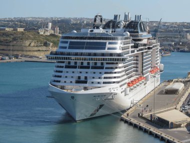 VALLETTA, MALTA - 22 Mayıs 2019: Royal Caribbean 's Jewel of the Sea Cruise gemisi Valletta' nın limanından ayrılıyor