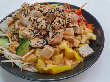 Vejetaryen dürtme kasesi - sağlıklı Hawaii dengeli yemek