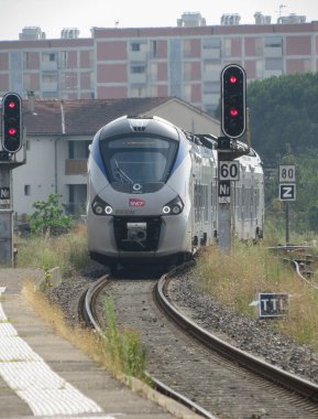 ALBI, FRANCE - 07 Ağustos 2018: Tren tren istasyonuna varıyor.