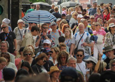 PRAG, CZECH Cumhuriyet - 20 HAZİRAN 2024: Charles Köprüsü 'ndeki kalabalık